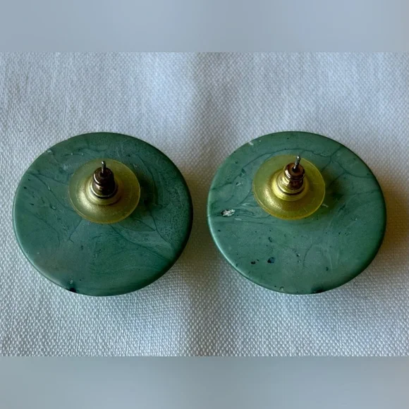 Jade Stone Ribbed Earrings - Picture 2 of 16